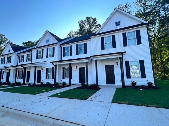 Building Photo - 2 Bedroom Townhome in Smithfield!