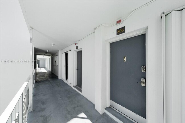 Building Photo - 1340 Lincoln Rd