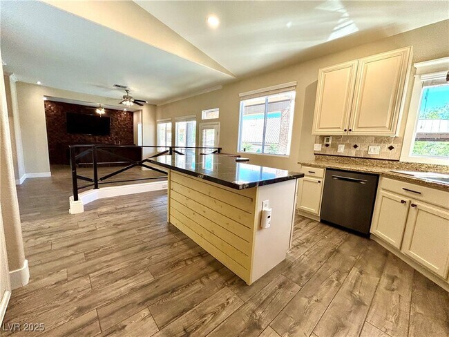 Building Photo - 10824 Vineyard Pass St