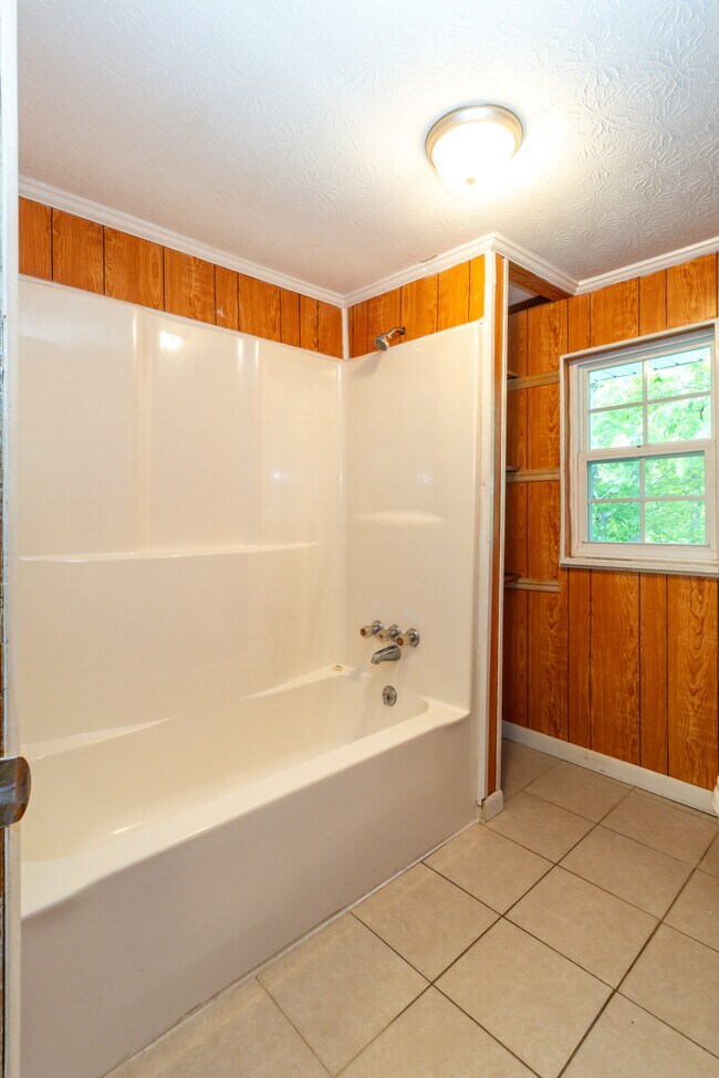 Building Photo - 513 Benton Cir