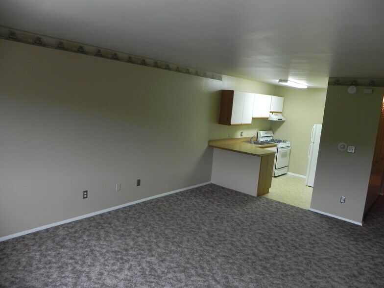 Building Photo - 125 Twin Oaks Dr