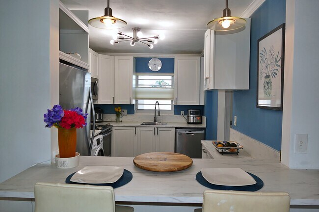 Building Photo - 3051 NE 48th St