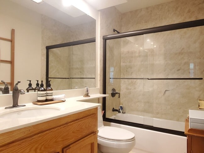 Building Photo - Cute Home in Great Location, A/C, W/D, Woo...