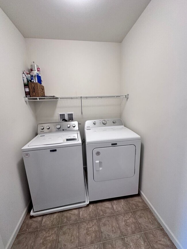Building Photo - Charming 3 Bedroom Townhome in Palmyra
