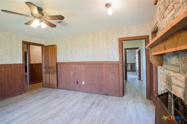 Building Photo - 4692 S E River Rd