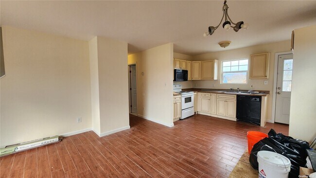 Building Photo - 77 Laurelton Dr