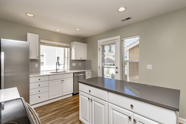 Building Photo - 3 bedroom, 2.5 bath DuPont home featuring AC!