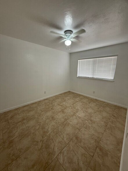 Building Photo - 2704 Pinewood Dr