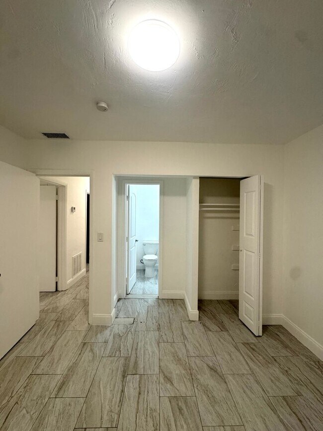 Building Photo - Updated 3-Bed/2-baths Home with Screened Porch & Lush Yard in Pompano Beach Highlands