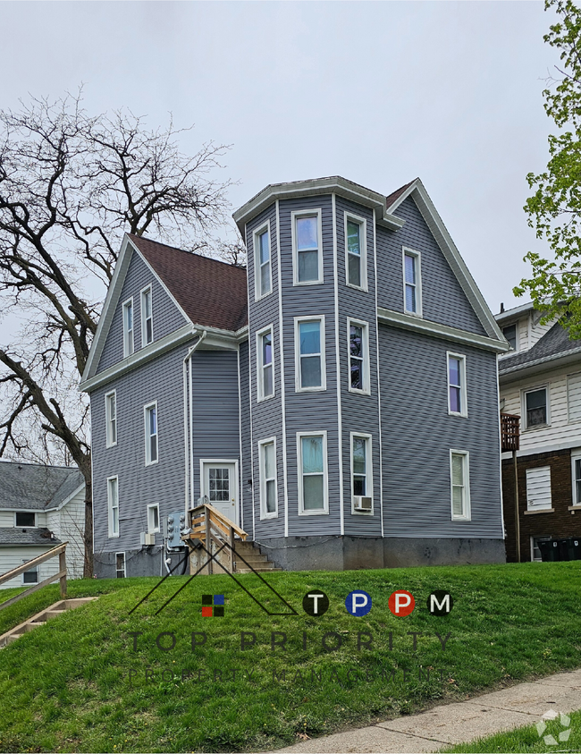 Building Photo - 3 Bedroom | 2 Bath Apartment in Cedar Fall...