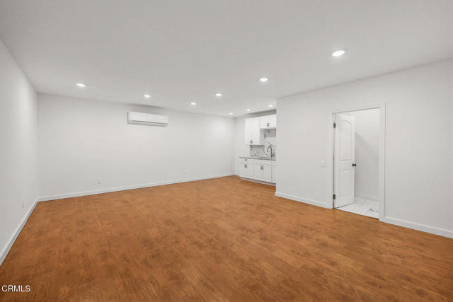 Building Photo - 900 E Glenoaks Blvd