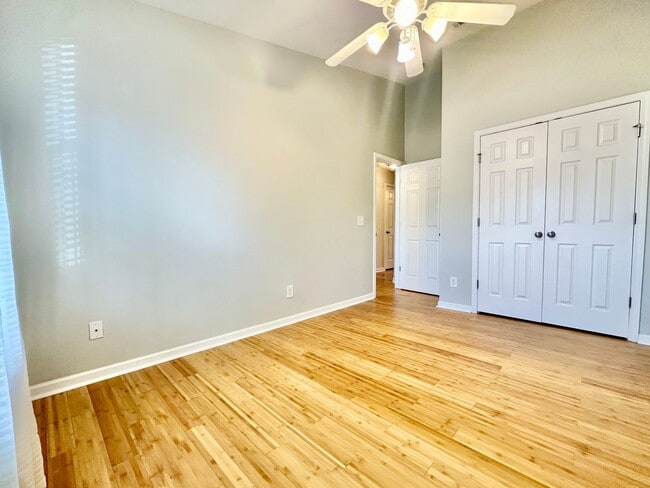 Building Photo - Welcome Home! Rare 3 Bedroom 2.5 Bath Town...