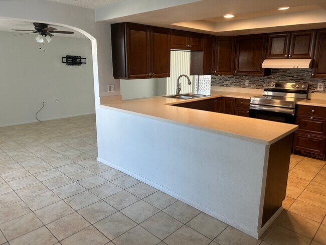 Building Photo - 7204 Brentwood Dr
