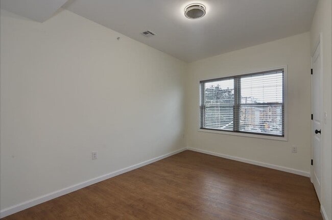 Building Photo - 143 Zabriskie St