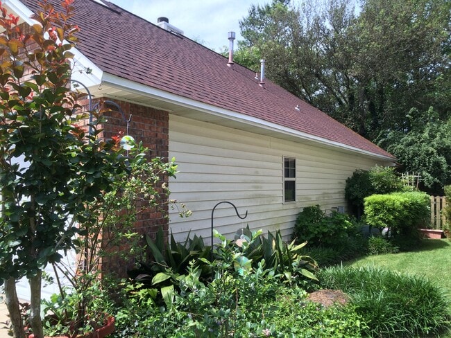 Building Photo - 125 Parkwood Dr