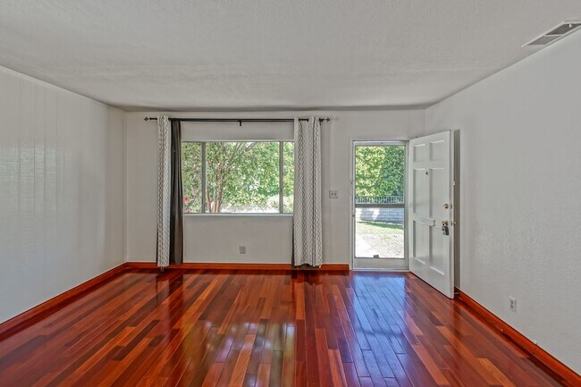 Building Photo - 1x 3906-3908