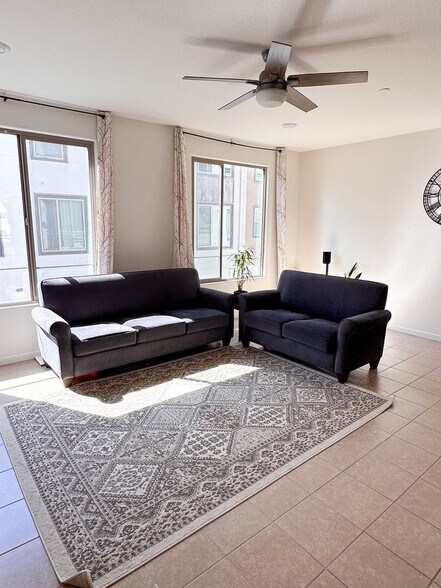 Building Photo - 25393 Parklane Dr