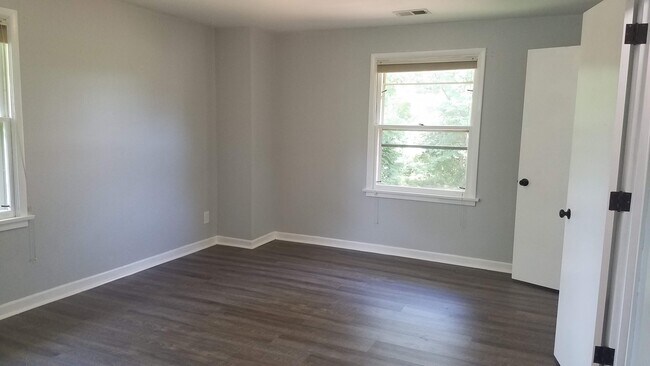 Building Photo - 926 Cedar Dr