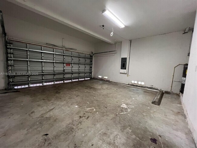 Building Photo - 3334 NE 3rd Dr