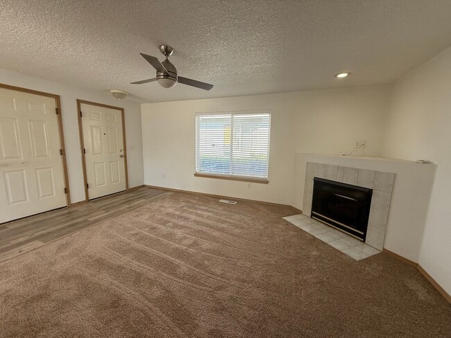 Building Photo - 3 Bed, 2 Bath with Garage, W/D, and Fenced...