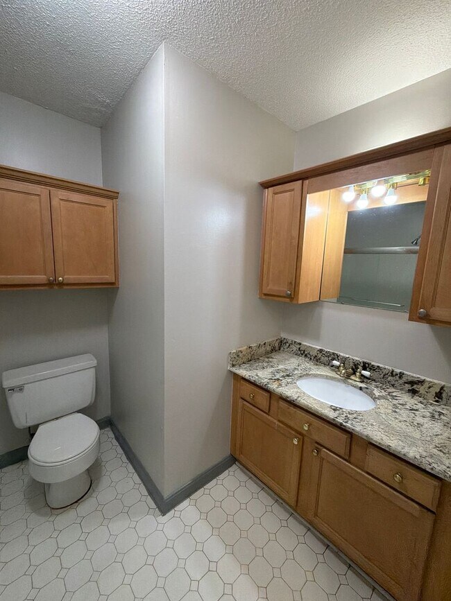 Building Photo - New Listing!!