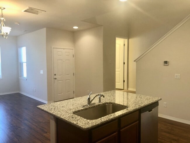 Building Photo - BEAUTIFUL 3-BEDROOM TOWNHOME IN AWARD-WINN...