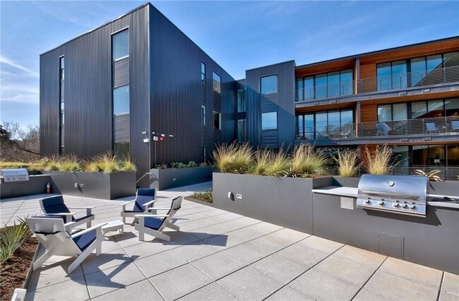 Building Photo - 900 S 1st St