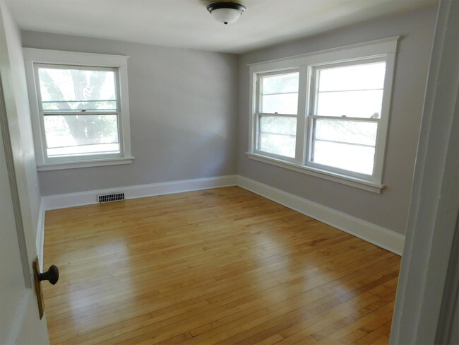 Building Photo - 303 Highland Dr NW