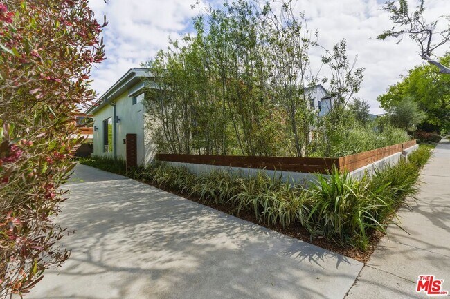 Building Photo - 12706 Stanwood Dr