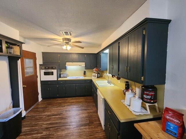 Building Photo - Darling Home in East Shawnee