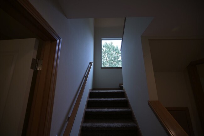Building Photo - 3 bed, 2.5 bath, 2 car garage, lots of sun...