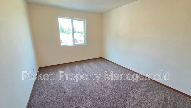 Building Photo - 6710 Takota Pl NE