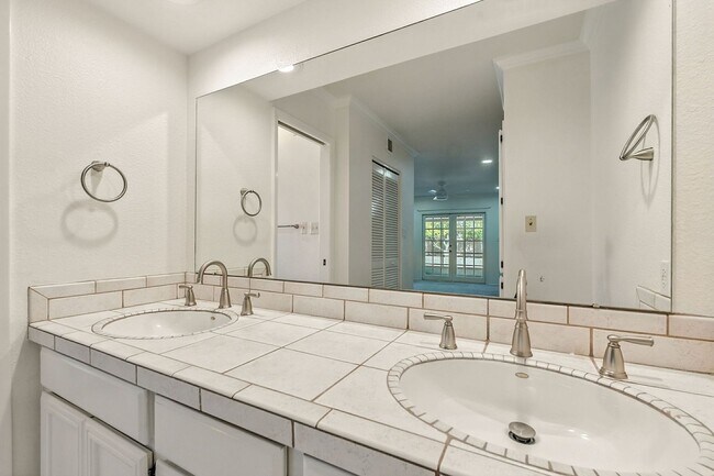 Building Photo - Beautiful 3 bed, 2 bath w/ bonus Room, loc...