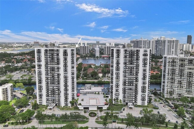 Building Photo - 3625 N Country Club Dr