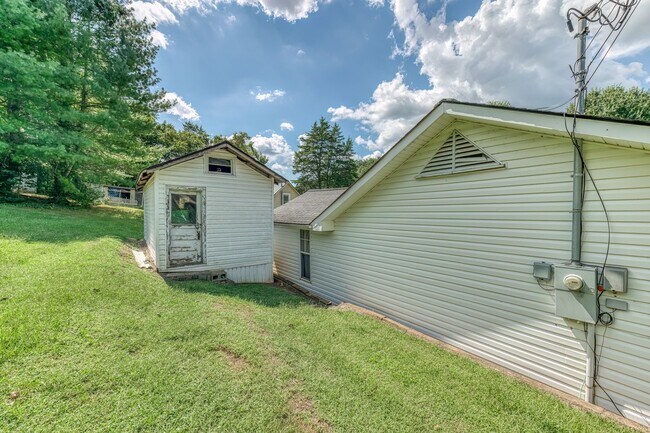 Building Photo - 222 Hulen Ave