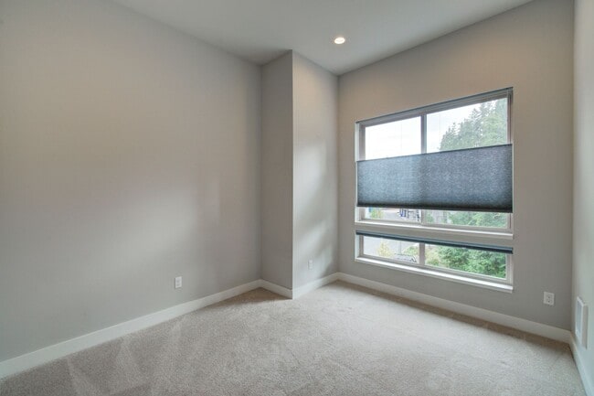 Building Photo - 4Bd/3Ba Bellevue Townhouse
