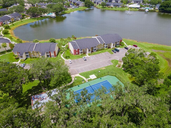 Building Photo - 1/1 Den Upgraded in Brandon in walking dis...