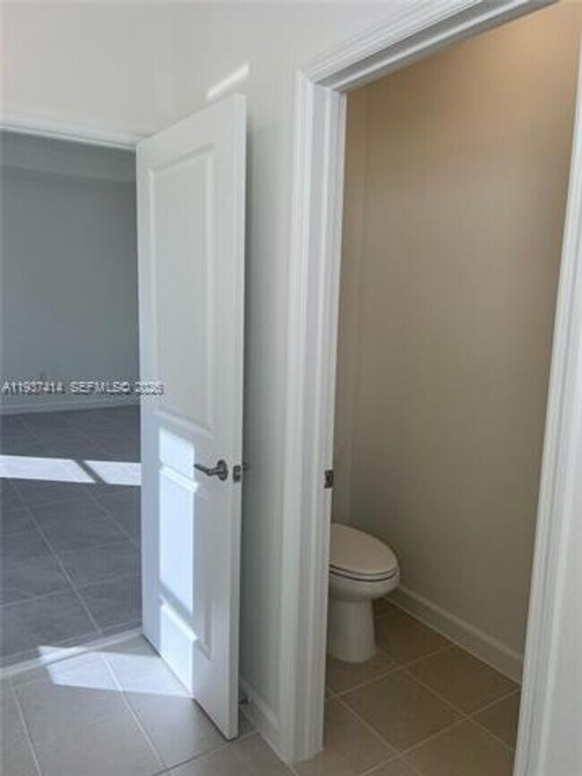 Building Photo - 2422 SE 30th St