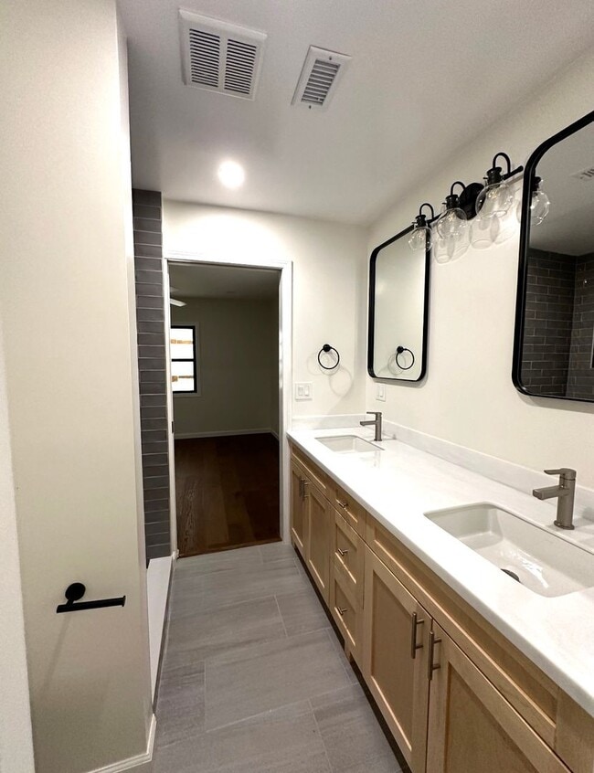 Building Photo - Craftsman Charmer 2 Bedroom 1 1/2 bath (Back yard not included)