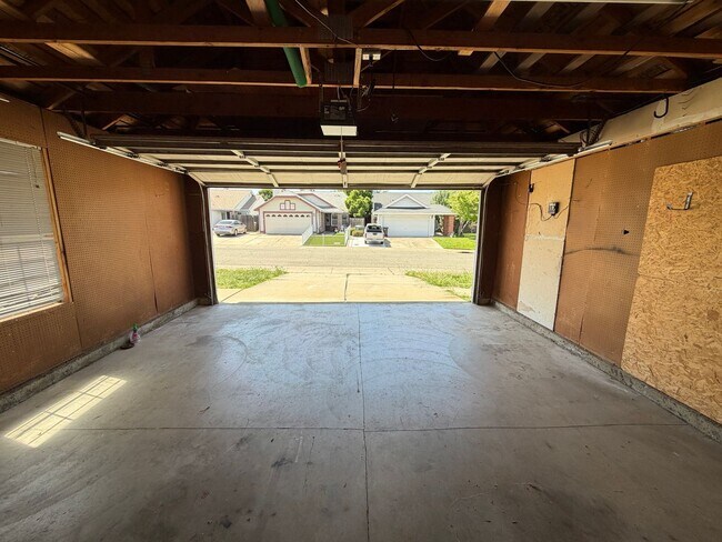 Building Photo - Corner Lot