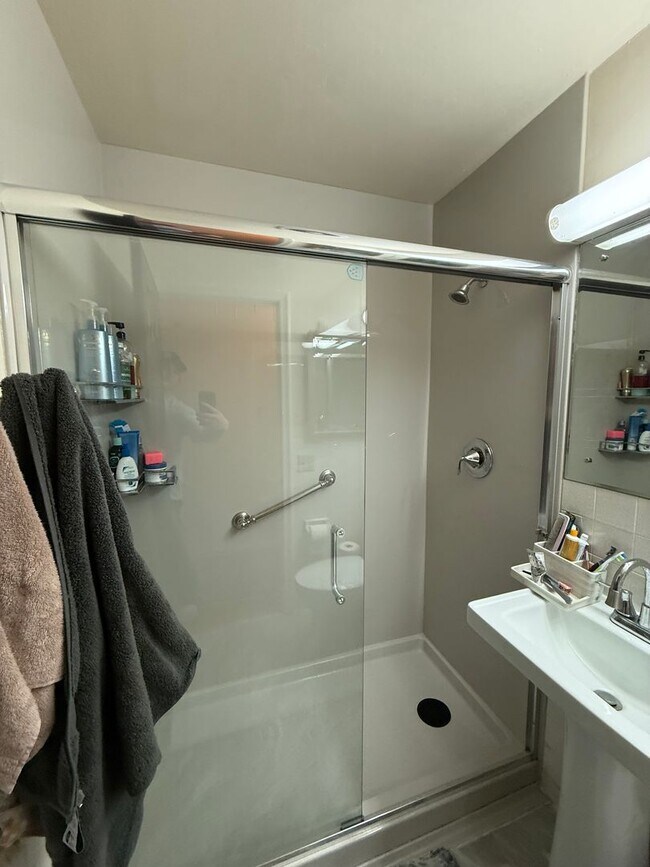 Building Photo - Beautiful 4 bed 2.5 Bath Bloomington SF Ho...