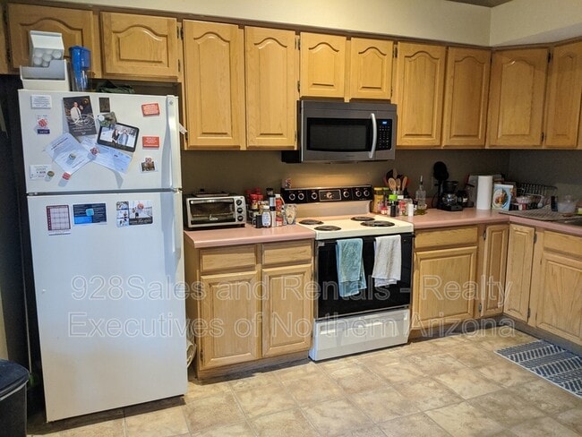 Building Photo - 1538 W University Heights Dr S