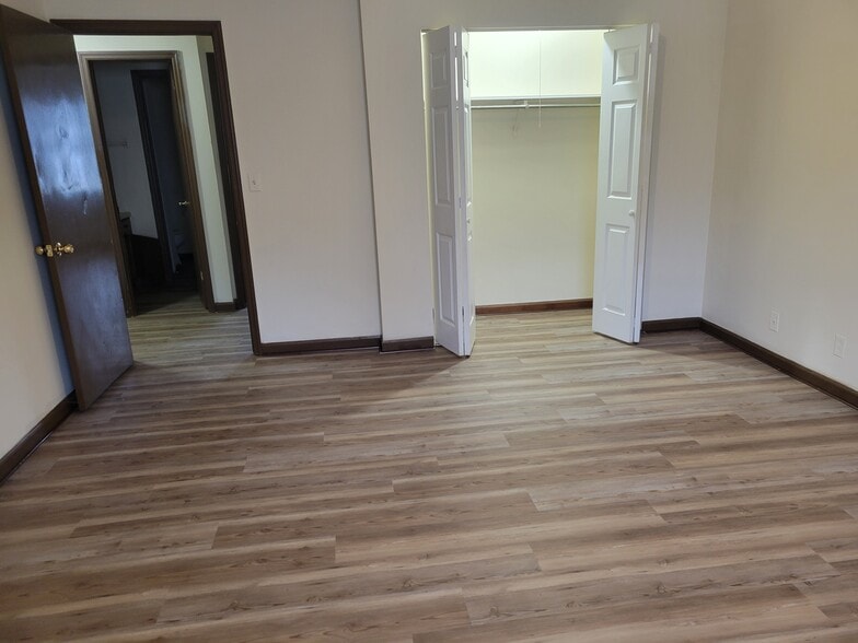 Building Photo - 252 Claire St