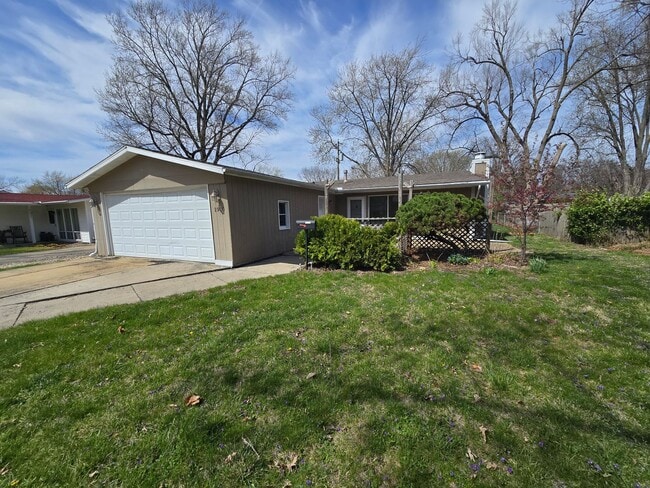 Building Photo - 3 Bedroom Century Modern Home