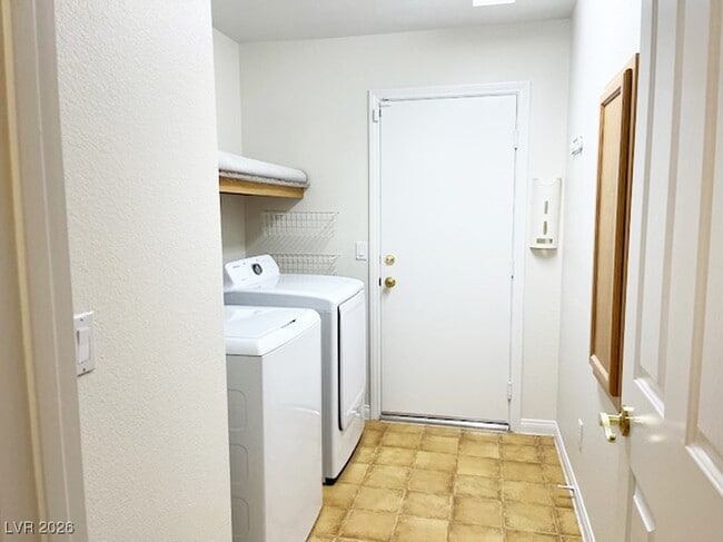 Building Photo - 16 Oak Hollow Ct