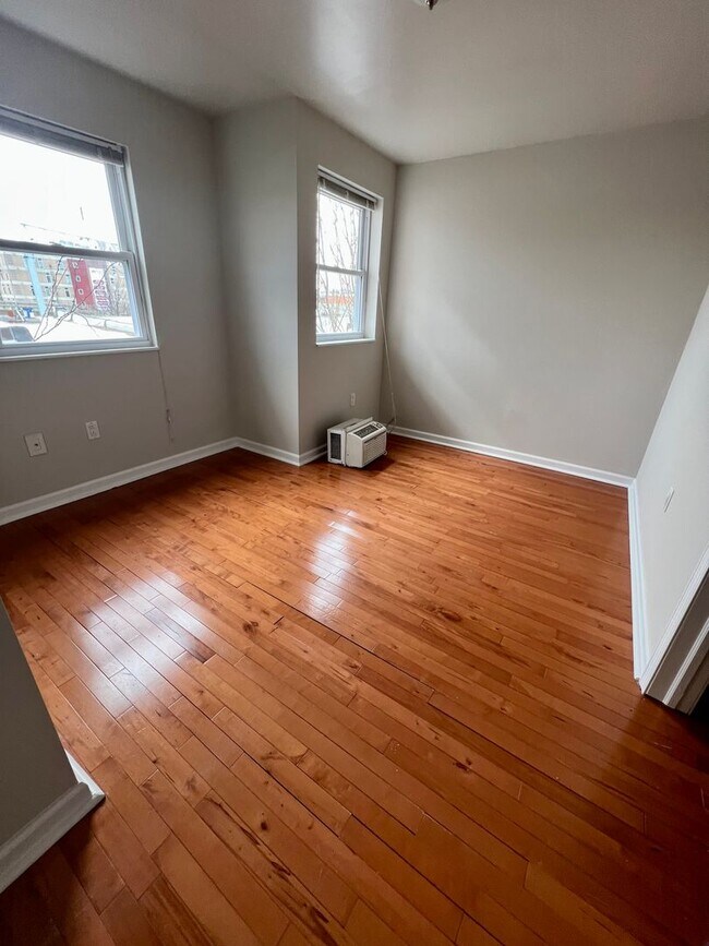 Building Photo - Stunning 4-Bedroom Townhouse in North Phil...