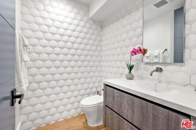 Building Photo - 6201 Lindenhurst Ave