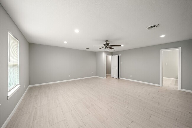 Building Photo - 5755 Belvedere Dr
