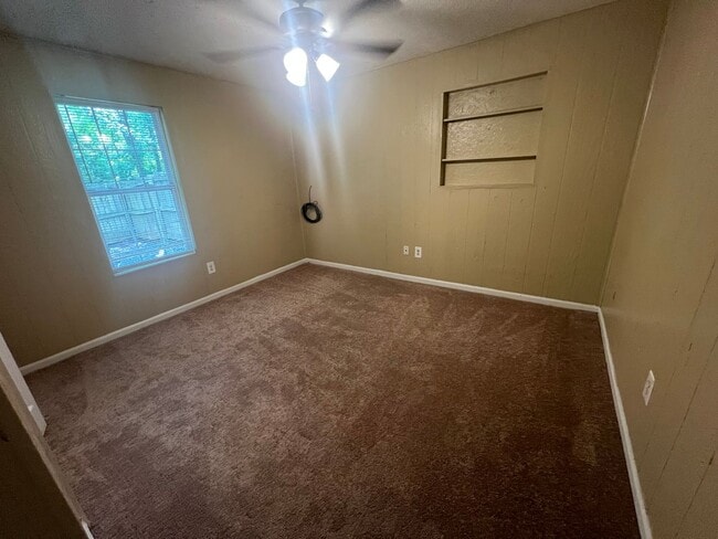 Building Photo - 2 Bedroom 1 Bathroom Duplex in Winterville!