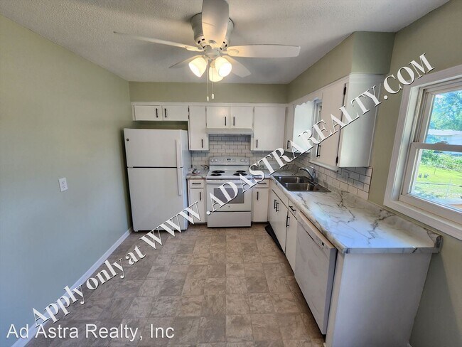 Building Photo - 2 br, 1.5 bath House - 3014 N 155th Ter.,